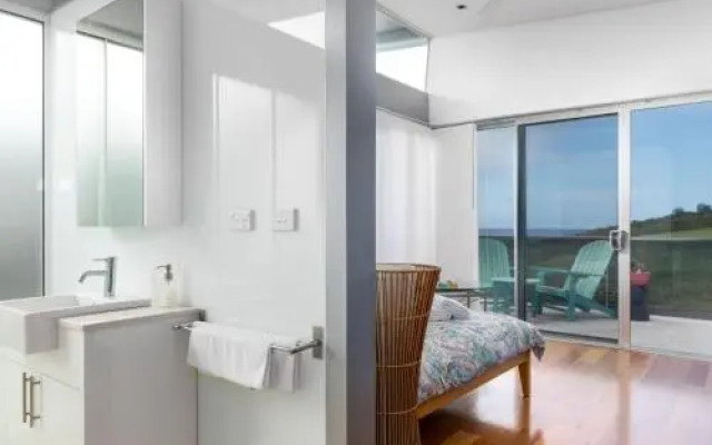 TASMAN DRIVE Gerringong 4pm check out Sundays