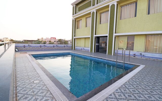 Capital O 30565 Pabitra Royal Regency