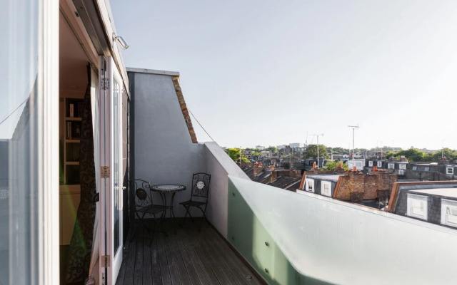 Olympia 2 Bed Duplex by BaseToGo