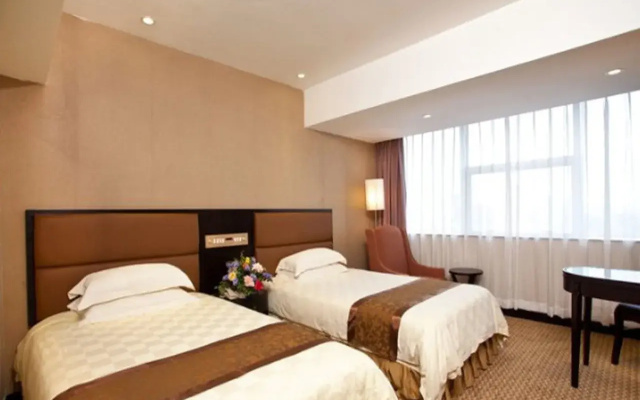 Skyline Plaza Hotel