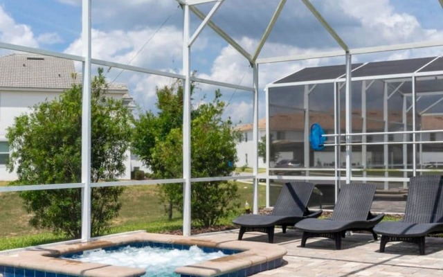 8912 Amazing 6BD Home