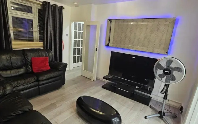 Spacious & Modern 2-bed House in Dagenham