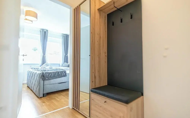 9 Min Metro City Center 1BR 1LR Apt