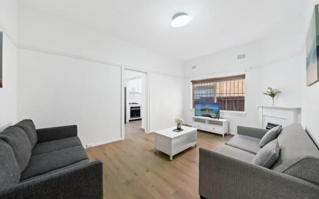 Burwood Lovely 2-bedroom Unit with Free parking