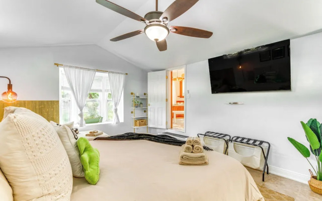 Retro-tropical Pensacola Home - 3 Mi to Downtown!