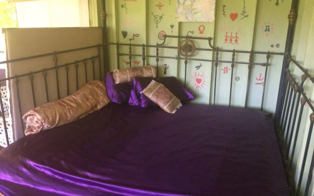 Hedonisia Hawaii Eco-Hostel Community