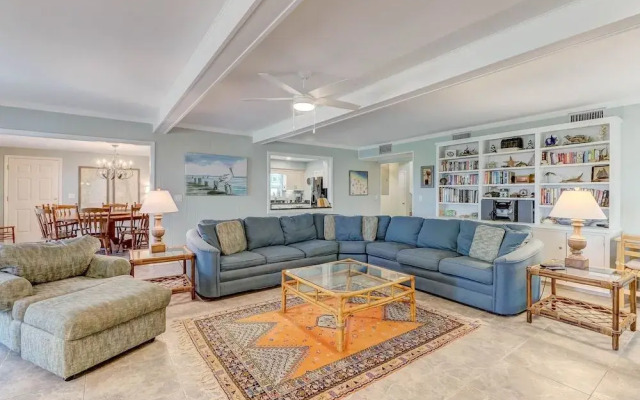 Dog Friendly Oceanfront Beach House by RedAwning
