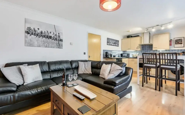 Stylish 2 Bedroom Apartment Central Exeter Parking on Site