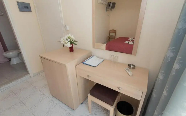 Leonidas Hotel and Studios