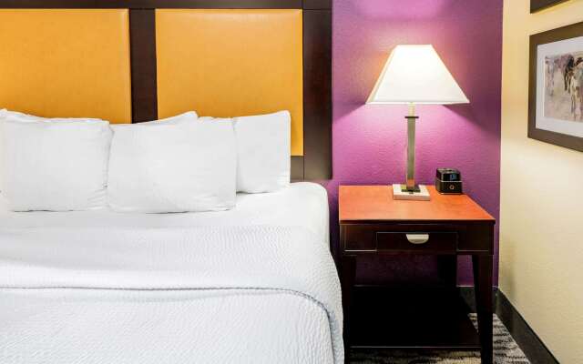 La Quinta Inn & Suites by Wyndham DFW Airport West - Bedford