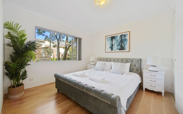 HomeHotel - Luxury Close to Train Station