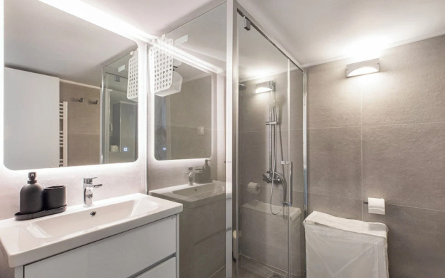 Les Nuances de Blue 1-BR Apt in Athens