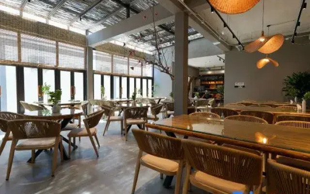 Dacheng enjoys building a courtyard by the river