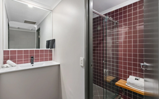 Gilligan's Backpackers Hotel & Resort