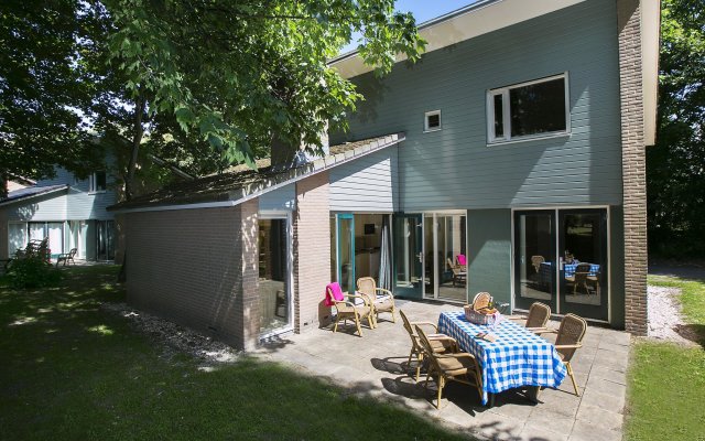 Restyled holiday home with two bathrooms near the beach