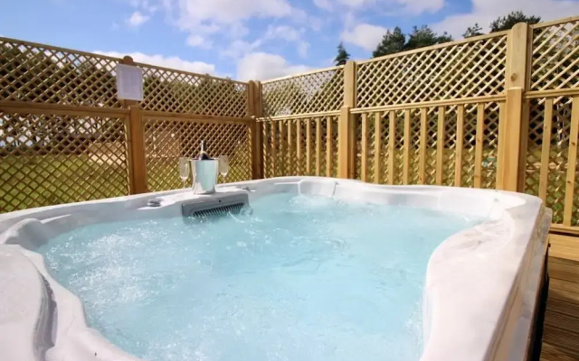 Hollicarrs - Bumblebee Lodge