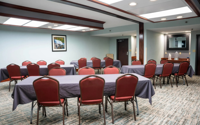 Comfort Suites Outlet Center