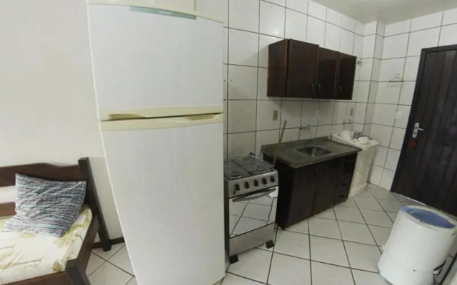 Ap 7 pessoas-1 quadra do mar, na avenida de Bombas