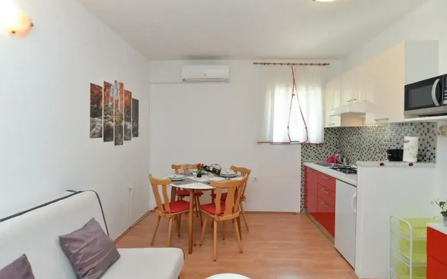 Spacious Apartment With Garden