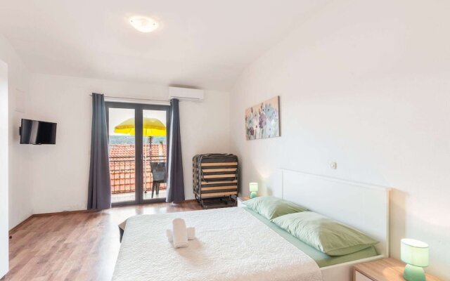 Serene Holiday Home in Posedarje near Sea