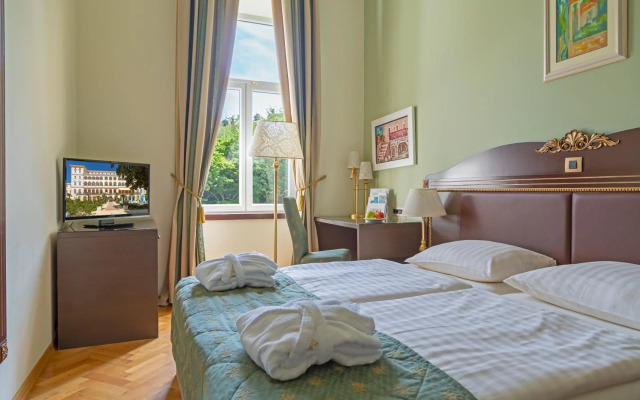 Oceanside Hotel and Suites