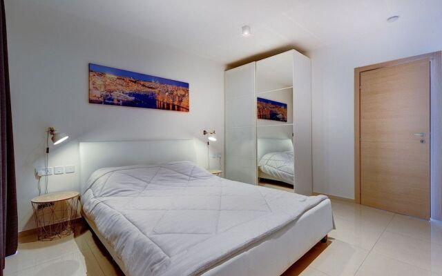Cosy 1BR Penthouse With Terrace, Great Location