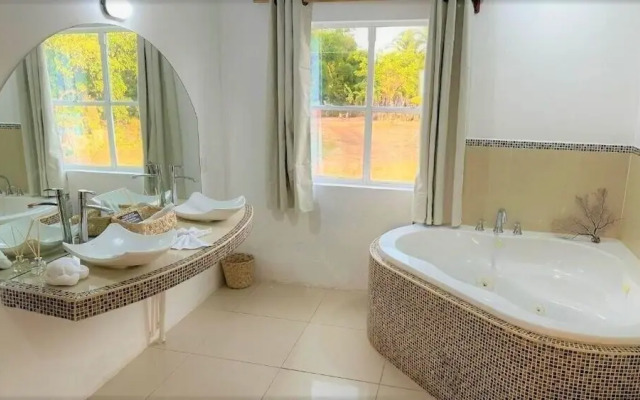 Emerald Luxe Suites