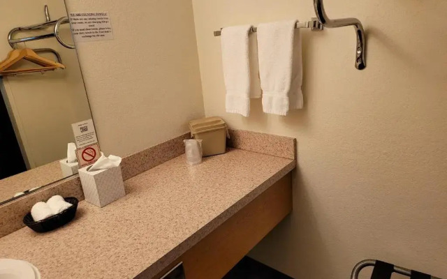 MorningGlory Inn & Suites
