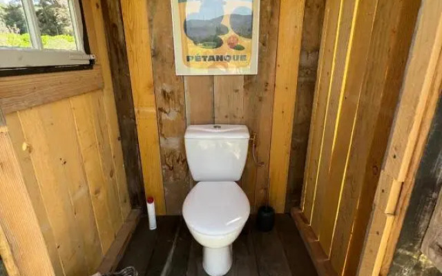 Camillette 2. Cabanon charmant face au Luberon.