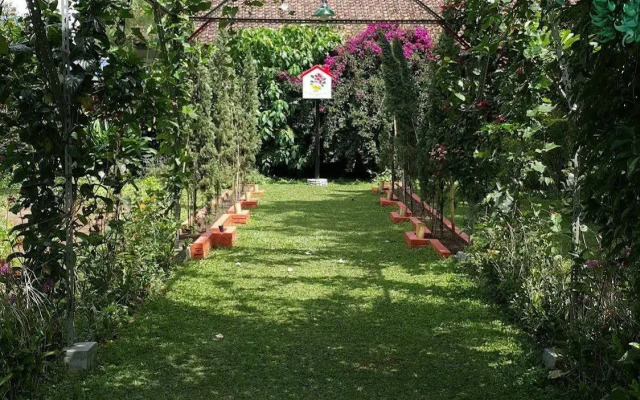 Vila Bunga Merah Gelatik