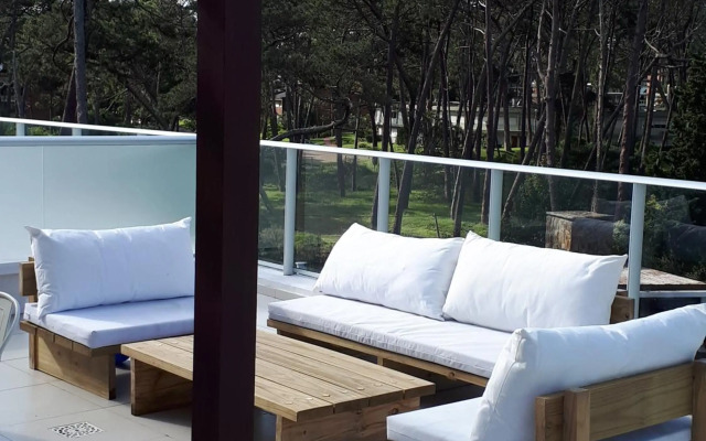 Estudio con parrillero y vista al mar