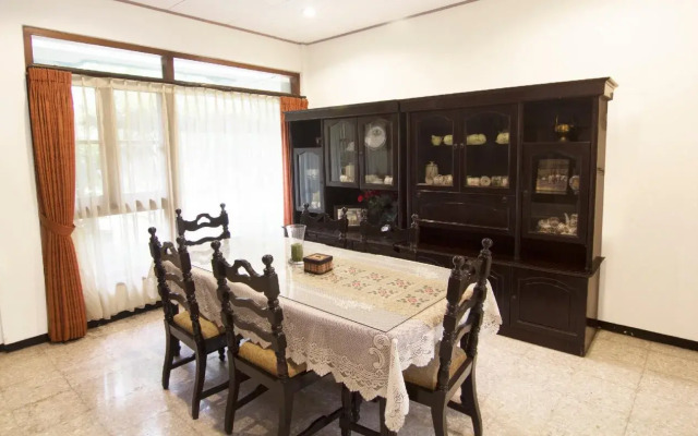 OYO 261 Sasono Putro Guest House