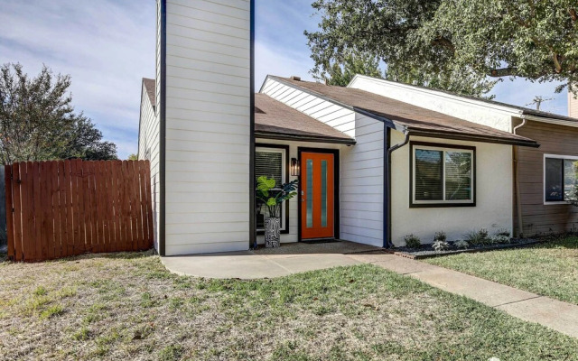 Stylish Allen Home Near Watters Creek Village