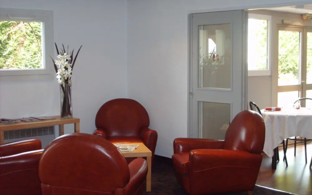 Brit Hotel Baillet En France