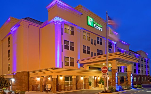 Holiday Inn Express Woodbridge, an IHG Hotel