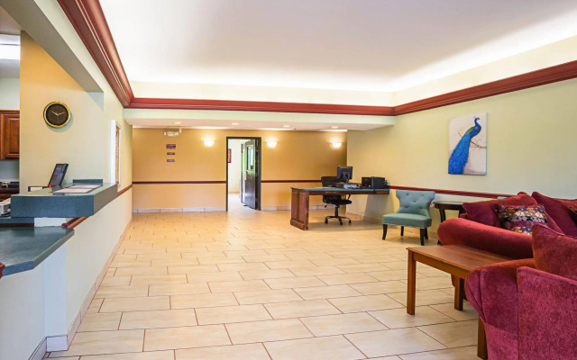 Econo Lodge Inn & Suites
