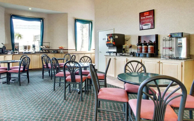 Econo Lodge Inn & Suites