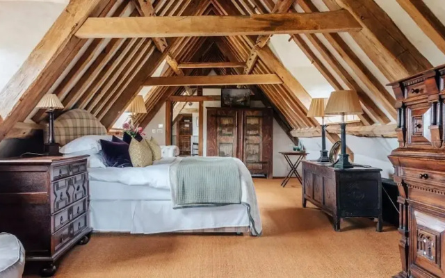 Lavish Tudor Hall Gardens - Sleeps 14