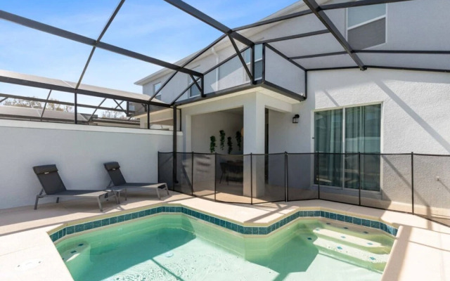 Amazing 4bdr House Storey Lake