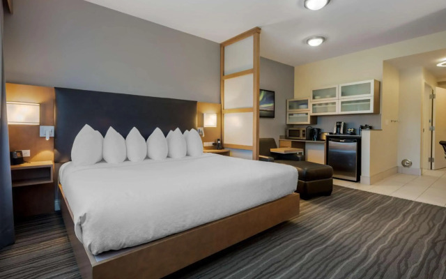 Best Western Plus Sawridge Suites