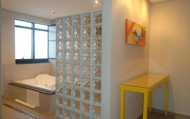 Mondrian Suite Hotel