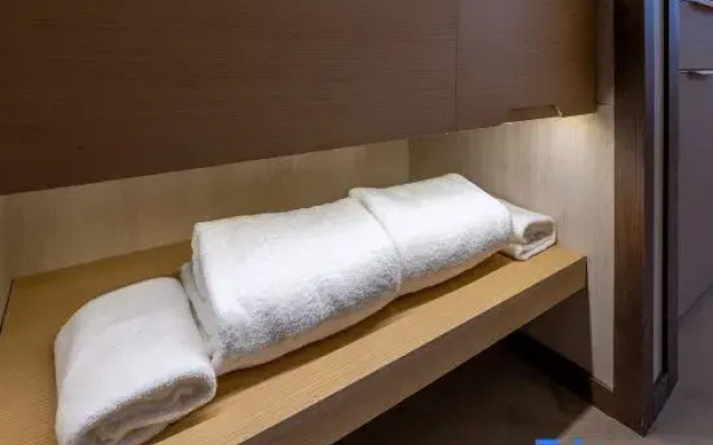 yilong Hotel (Beijing  National Library Subway Station)