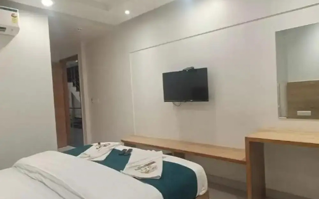 Hotel Shree Sai Dham Near New Delhi Railway Station, Paharganj