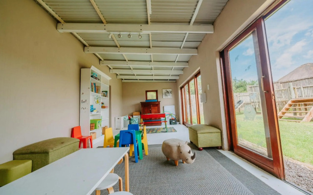 Hlosi Game Lodge - Amakhala Game Reserve
