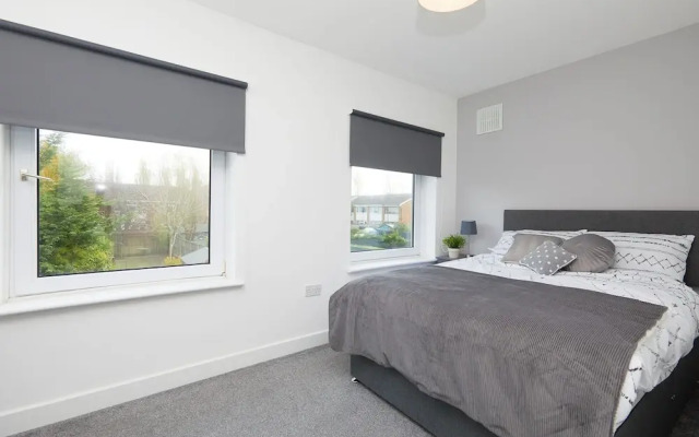 2 Bed Derby House- Parking - Rolls Royce