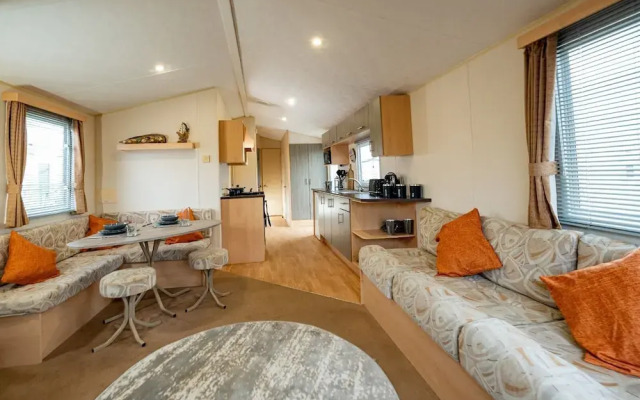 Inviting 3-bed Caravan on Sand Le Mere, Tunstall