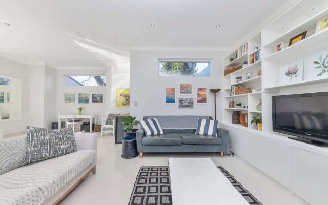 Stunning Contemporary 4BD Home - Claremont