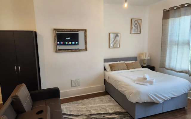 Immaculate 1-bedroom in Greenhithe
