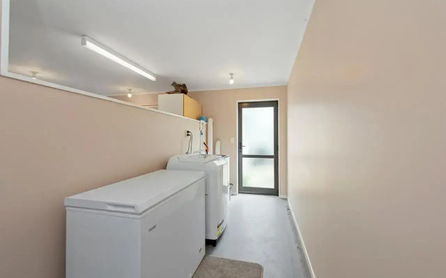 Oceanside Bach - Mount Maunganui Holiday Home