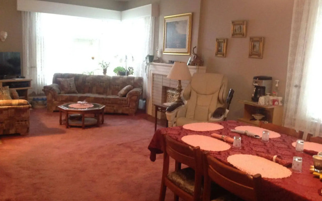 10th Avenue Guest House & Suites